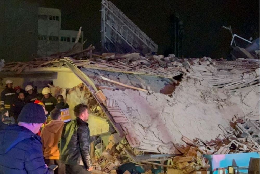 بعد حريق الفندق.. انهيار مبنى سكني وسط تركيا ومحاولات لإنقاذ شخصين