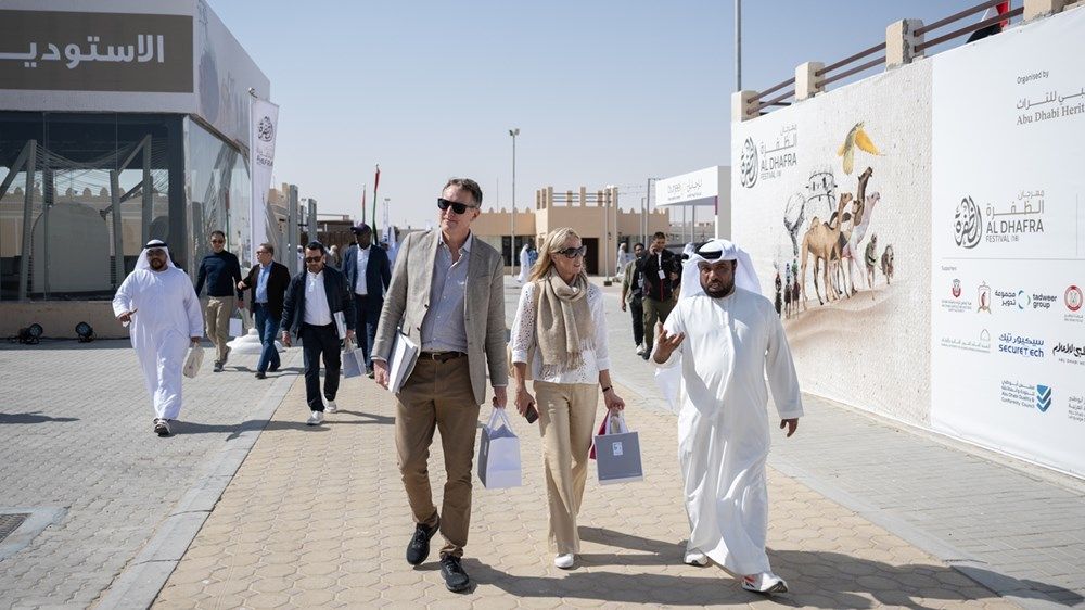 بدعوة من حمدان بن زايد.. وفد من السفراء المعتمدين في الدولة يزور مهرجان الظفرة