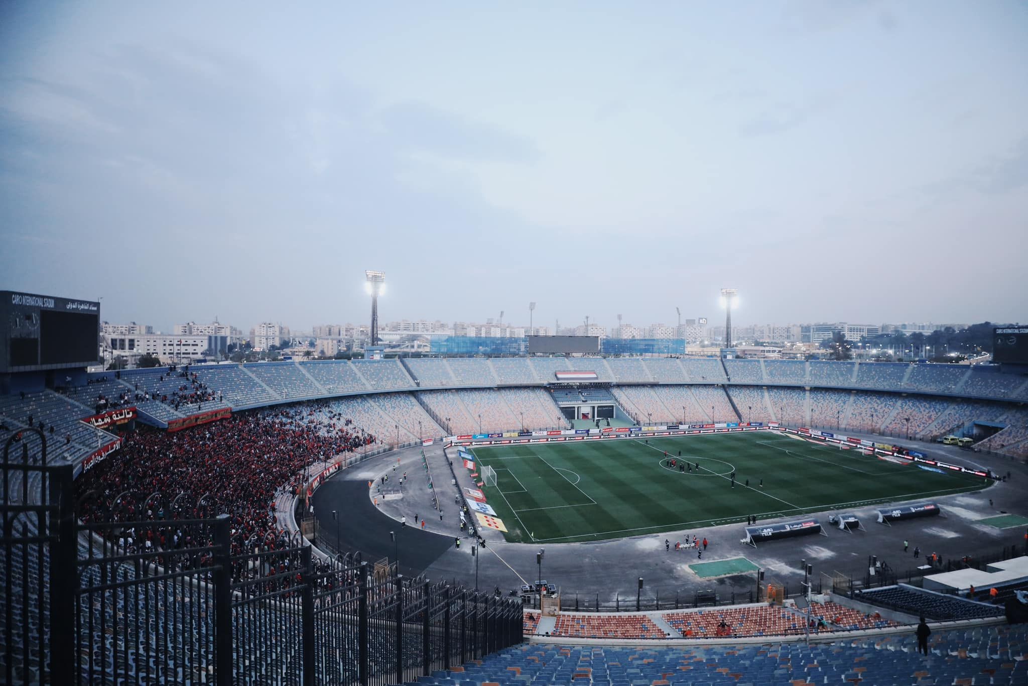 حضور كبير لجمهور الأهلي باستاد القاهرة لدعم فريقه أمام بيراميدز.. صور