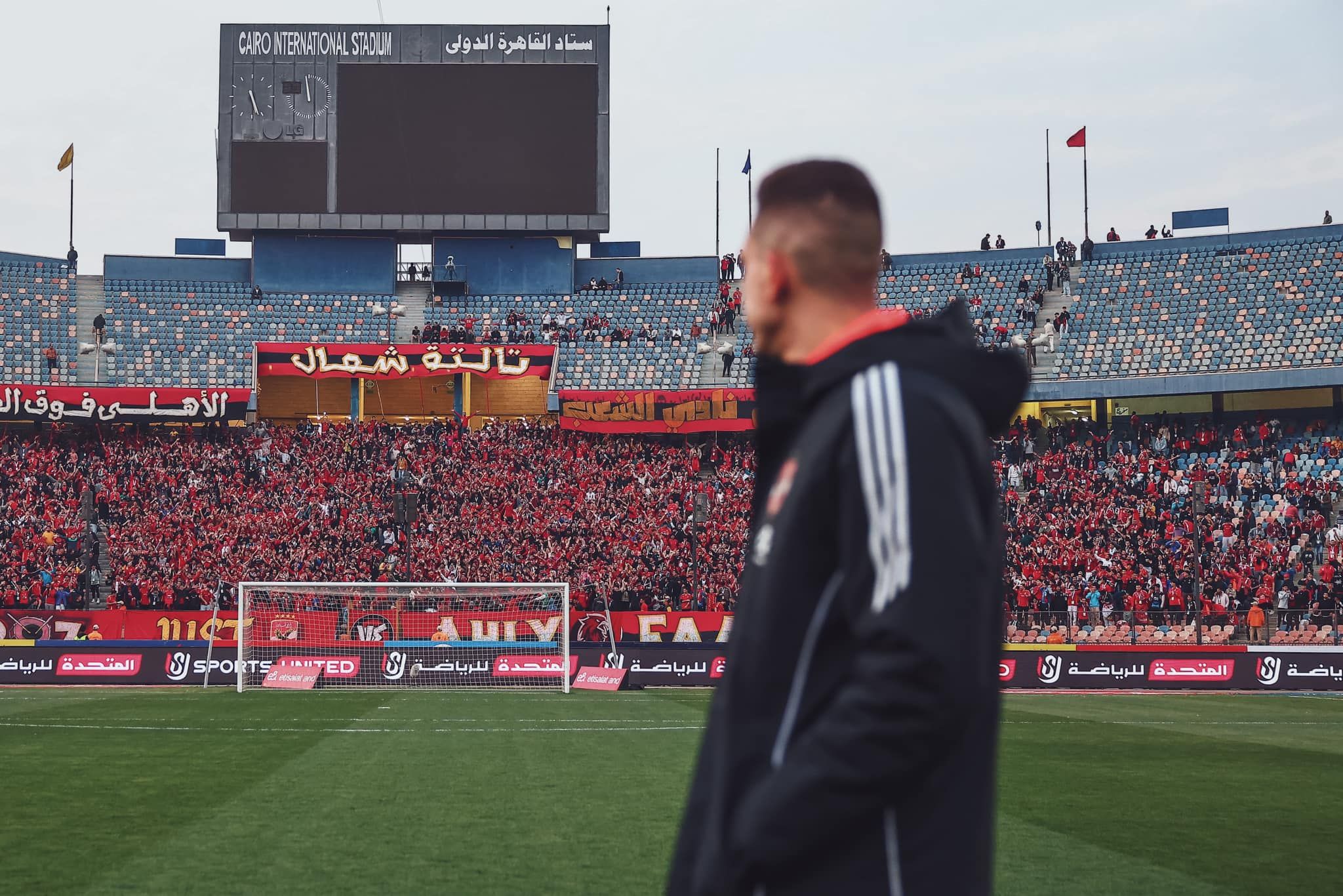جراديشار يوثق ظهوره الأول أمام جمهور الأهلي بصور تذكارية قبل مواجهة بيراميدز