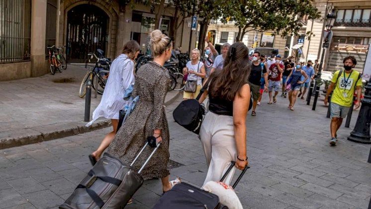 أوروبا: لا نريد سياحاً.. جنس في الشرفات وقاذورات بالطرقات وغياب الجيران