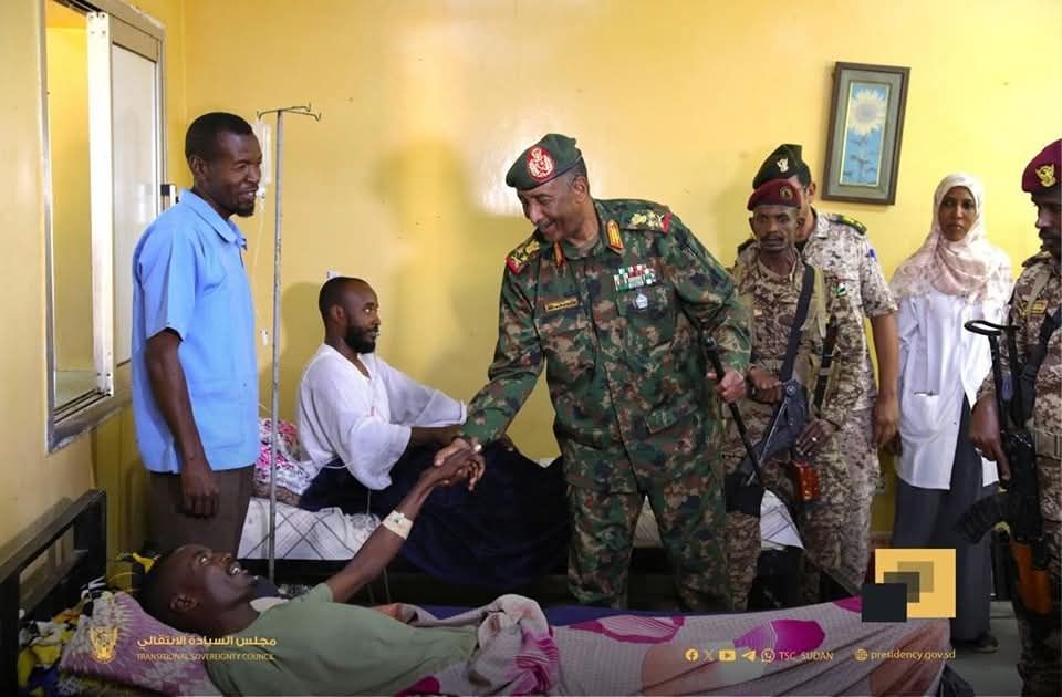 رئيس مجلس السيادة الانتقالي القائد العام للقوات المسلحة يزور جرحى ومصابي العمليات من ضباط وضباط صف وجنود القيادة العامة