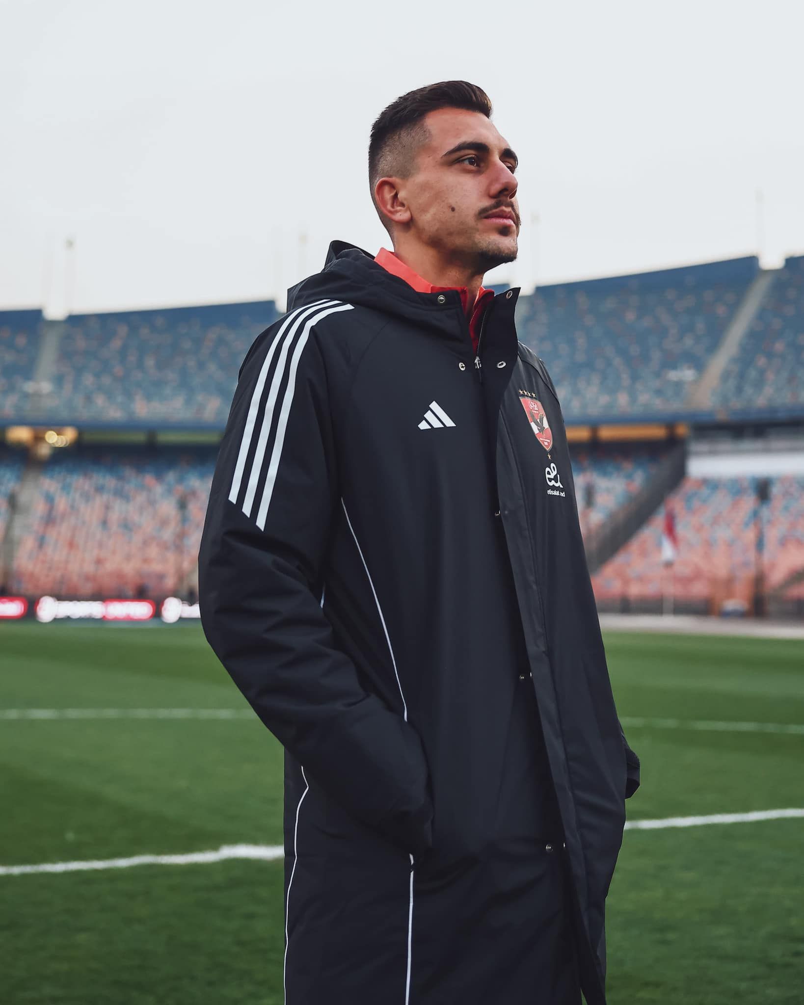 جراديشار يوثق ظهوره الأول أمام جمهور الأهلي بصور تذكارية قبل مواجهة بيراميدز