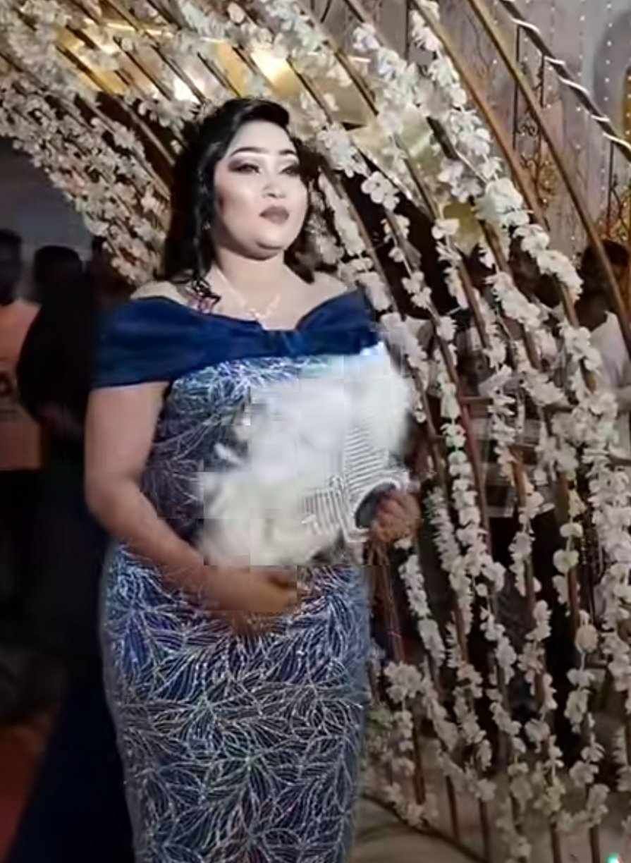 شاهد بالصورة والفيديو.. حسناء سودانية تدعو المعازيم وتقيم “زفة” احتفالاً بعيد ميلادها على طريقة العرسان والجمهور: (البورة حارة وعاوزة تعيش احساس العروس)