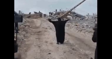 شاهد.. لبنانية تفتح ذراعيها لرصاص الاحتلال دفاعا عن منزلها