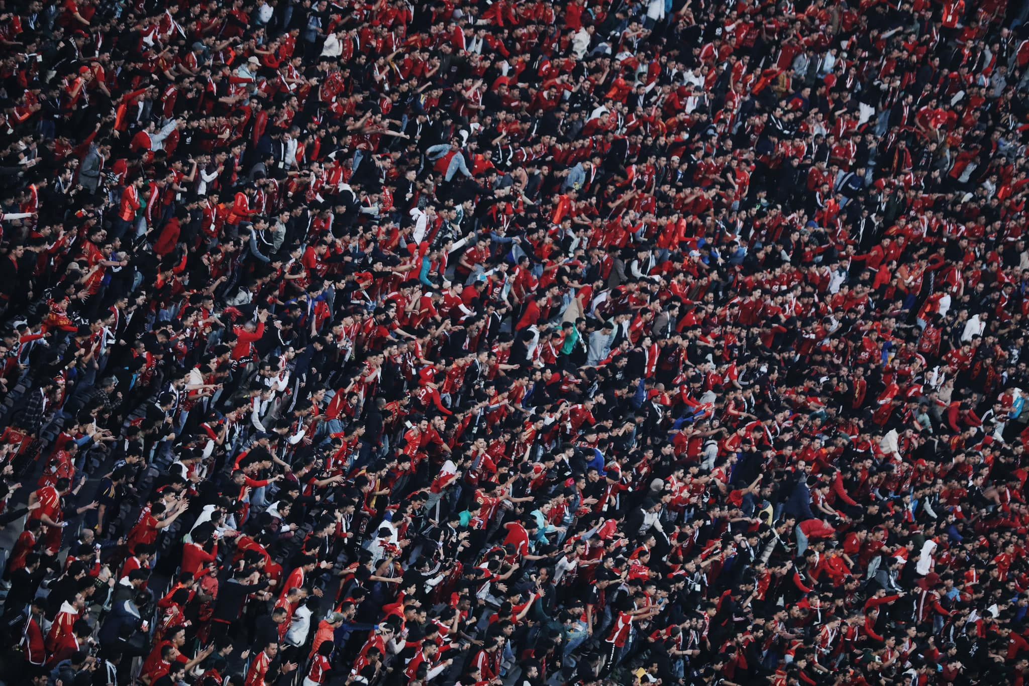 حضور كبير لجمهور الأهلي باستاد القاهرة لدعم فريقه أمام بيراميدز.. صور