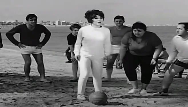 ذكرى ميلاد سعاد حسنى.. 4 أفلام تجسد علاقة السندريلا بكرة القدم