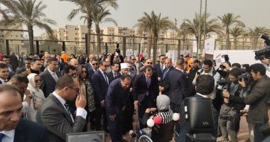 رئيس مجلس الوزراء يسلم 100 عروسة أجهزة كهربائية