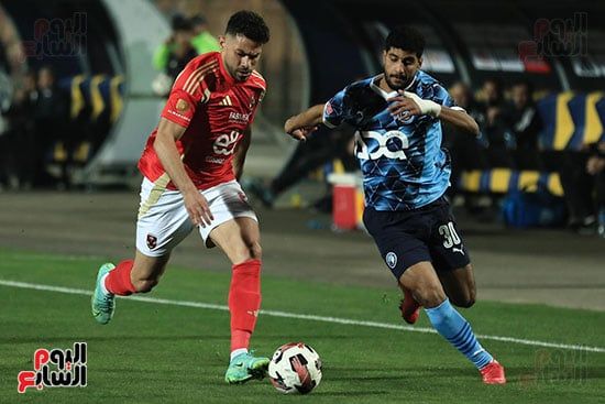 بيراميدز يتقدم على الأهلي بهدف ذاتى لرامى ربيعة فى الشوط الأول بالدوري.. صور
