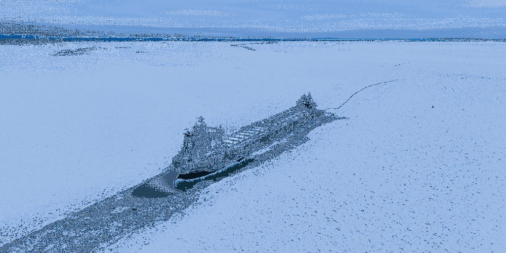 تحرير سفينة شحن كندية من حصار الجليد في بحيرة المتجمدة