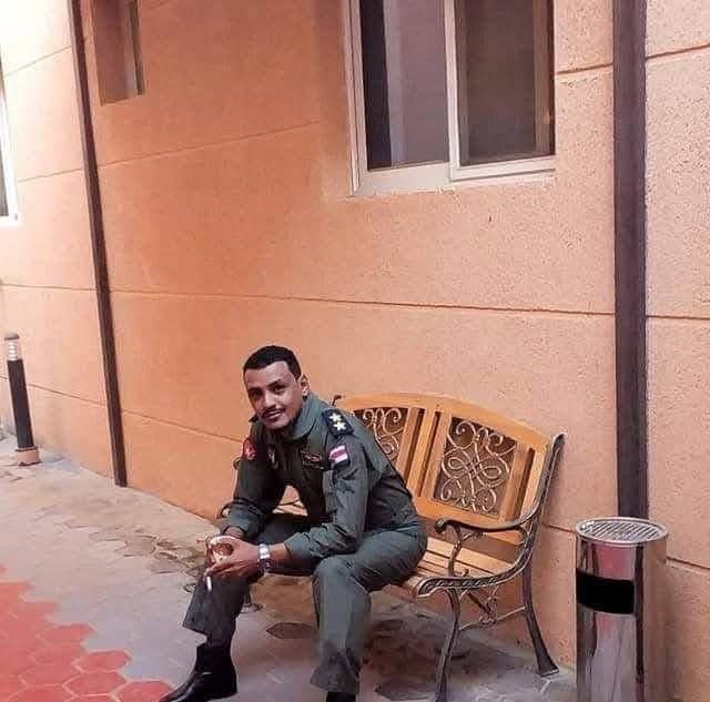 شاهد بالصور.. بعد أن وجدوا رفاته في مكان حطام الطائرة بالكباشي.. القوات المسلحة تقوم بدفن جثمان البطل الطيار وإبن السودان البار “مازن حولي” الذي استشهد داخل طائرته في يوليو 2023