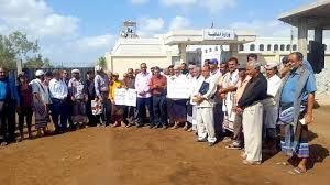 الموظفيون النازحون يهددون بالتصعيد ضد حكومة عدن