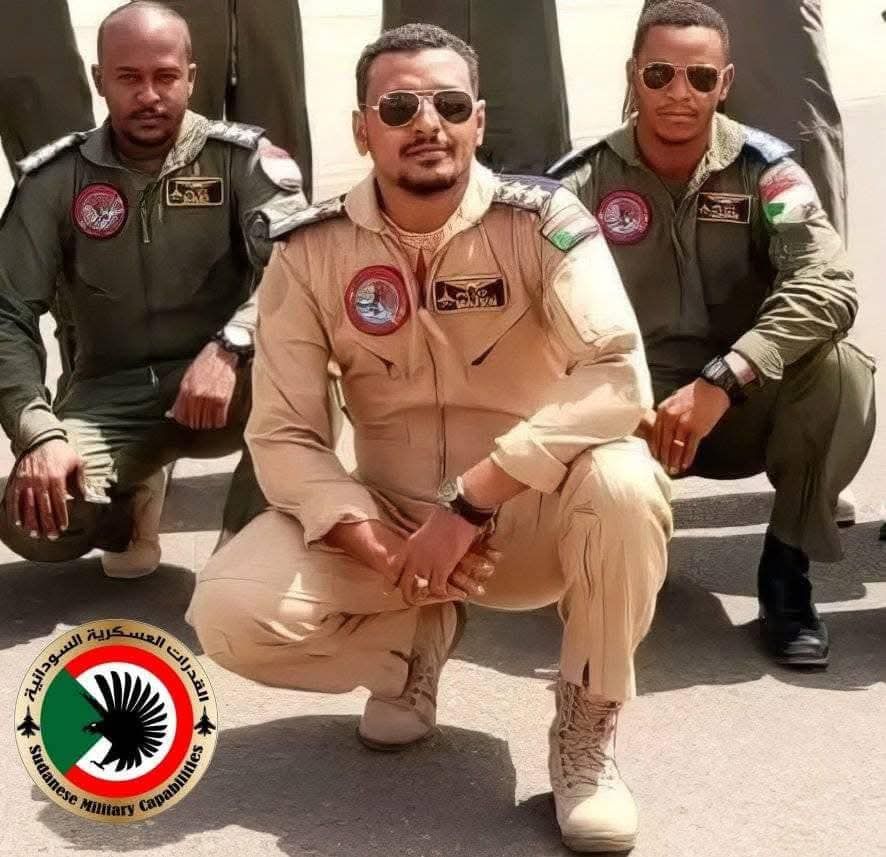 شاهد بالصور.. بعد أن وجدوا رفاته في مكان حطام الطائرة بالكباشي.. القوات المسلحة تقوم بدفن جثمان البطل الطيار وإبن السودان البار “مازن حولي” الذي استشهد داخل طائرته في يوليو 2023