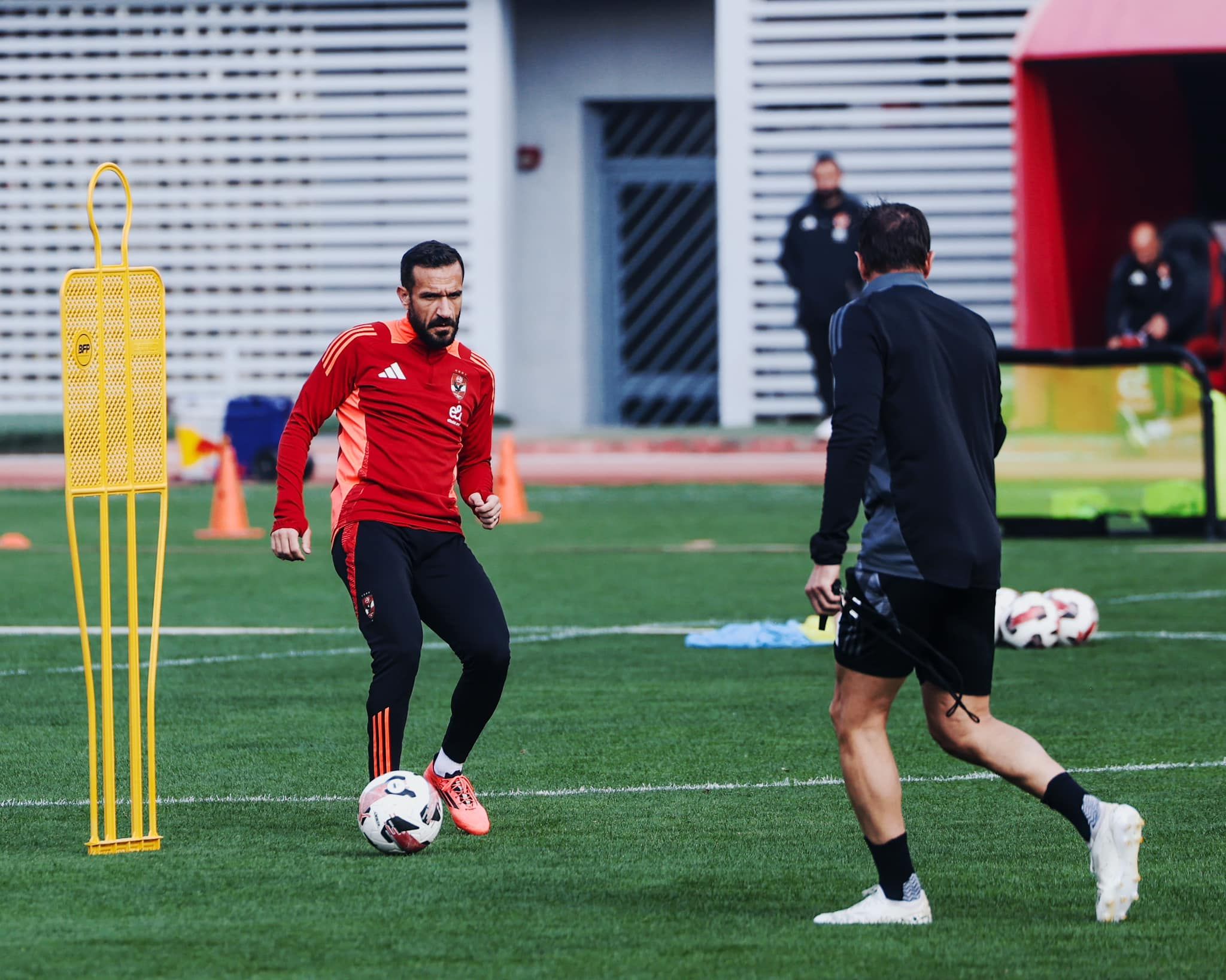 على معلول يستعجل قرار الأهلي لحسم مصيره قبل غلق باب القيد الشتوي