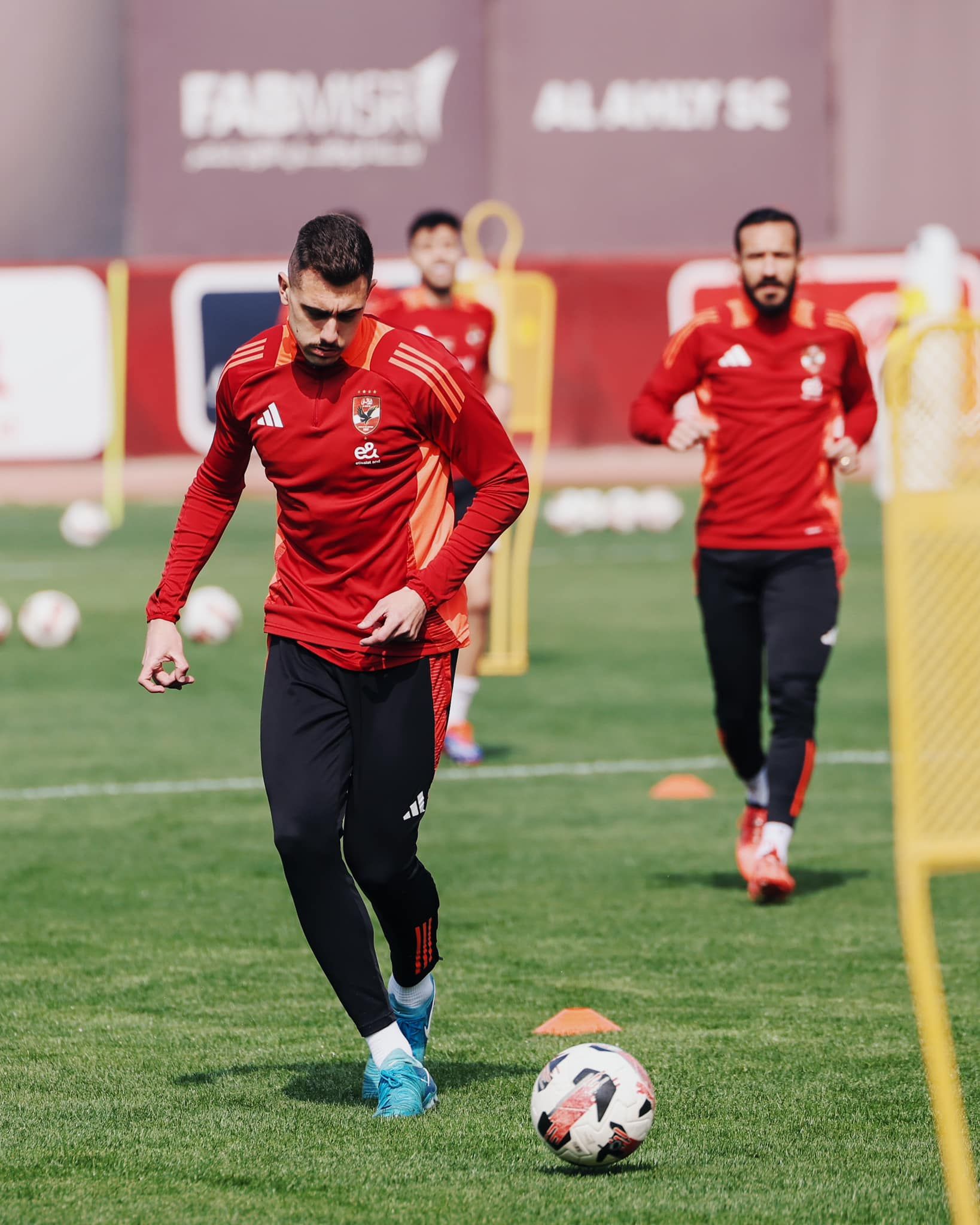 على معلول يستعجل قرار الأهلي لحسم مصيره قبل غلق باب القيد الشتوي