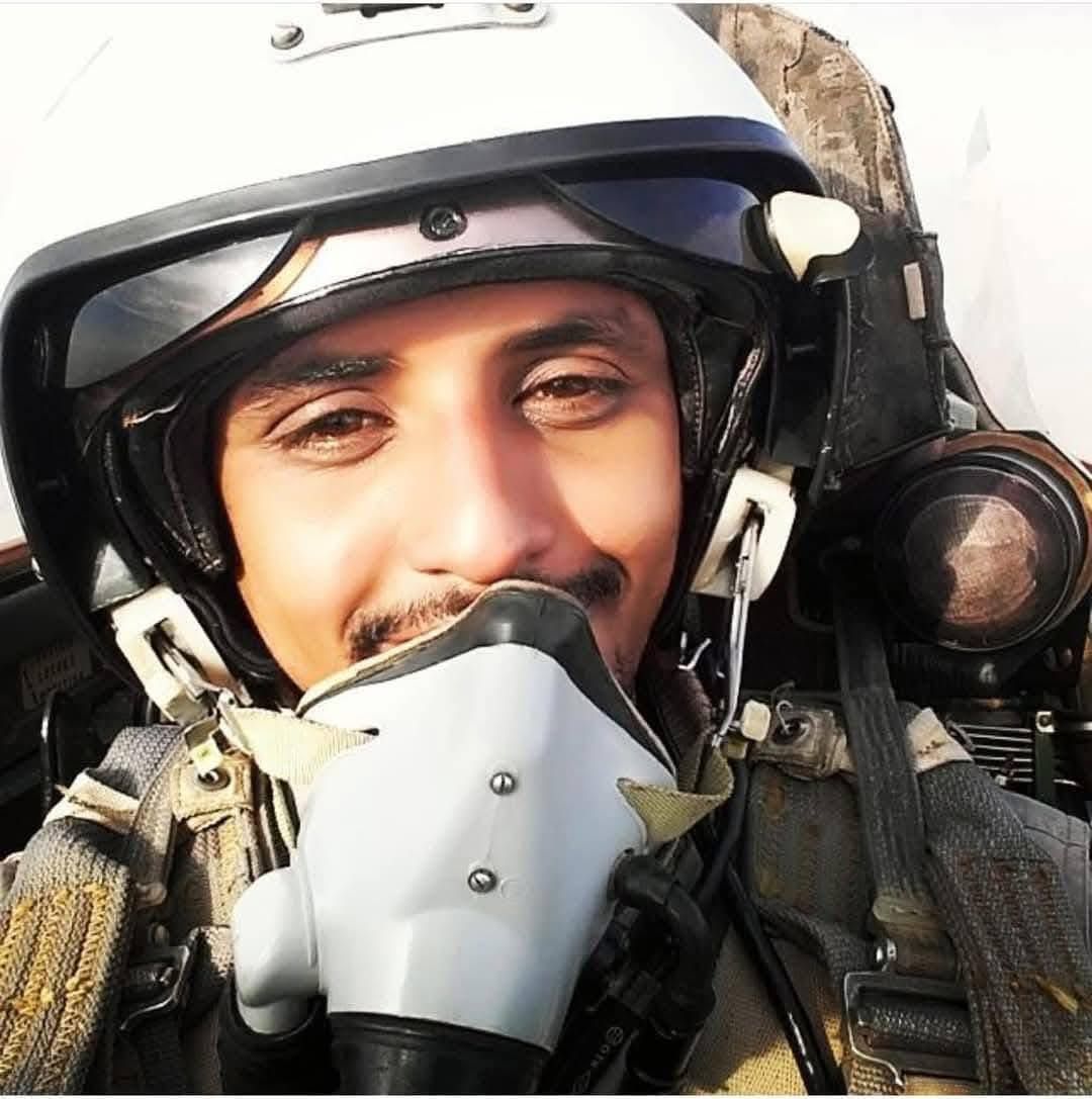 شاهد بالصور.. بعد أن وجدوا رفاته في مكان حطام الطائرة بالكباشي.. القوات المسلحة تقوم بدفن جثمان البطل الطيار وإبن السودان البار “مازن حولي” الذي استشهد داخل طائرته في يوليو 2023