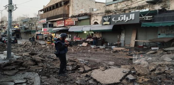 قوات الاحتلال تدمر البنية التحتية وتخرب ممتلكات الفلسطينين في طولكرم.. صور