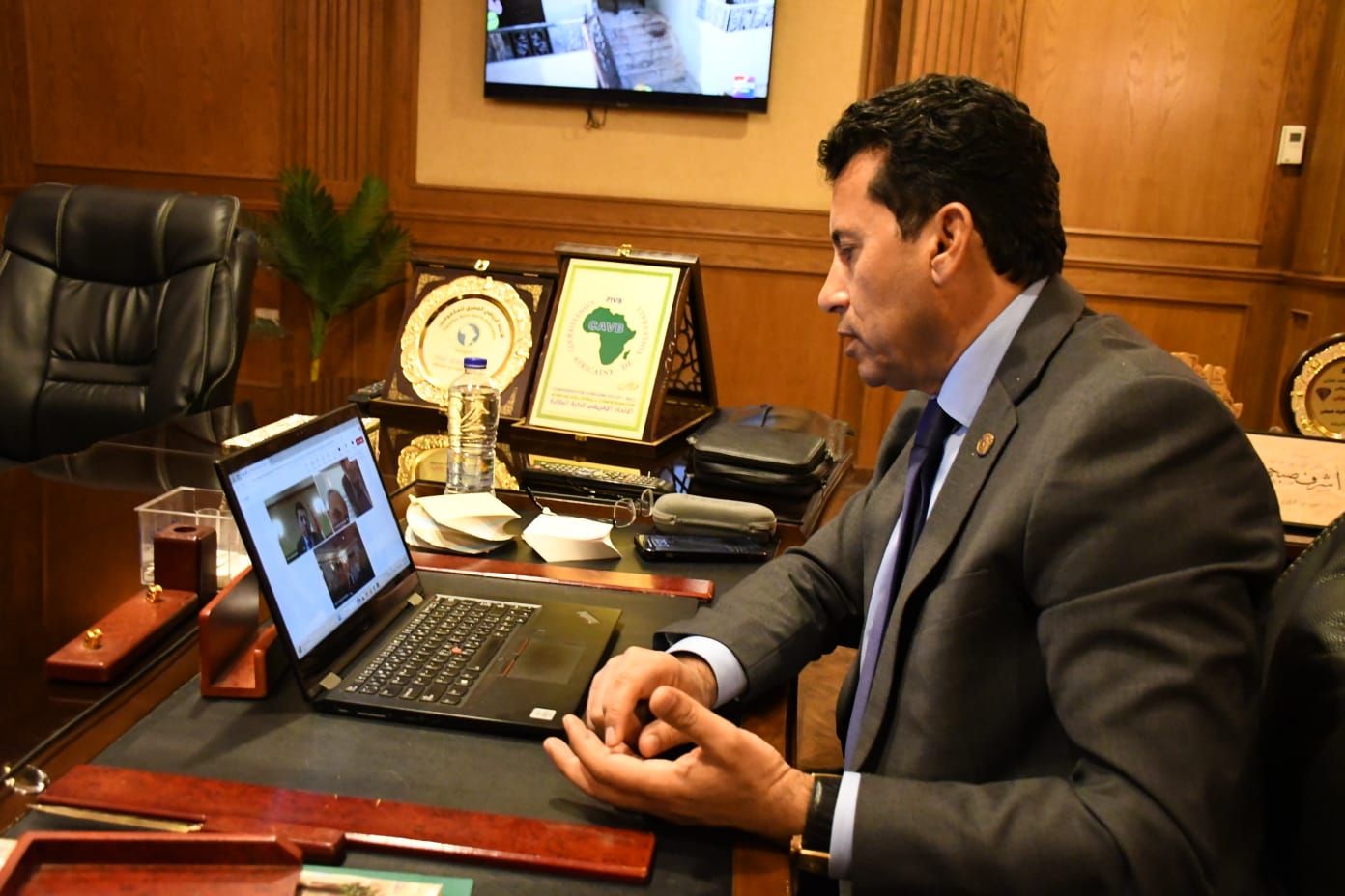 وزير الرياضة يحفز لاعبي المنتخب المصري لكرة اليد للفوز على فرنسا الليلة