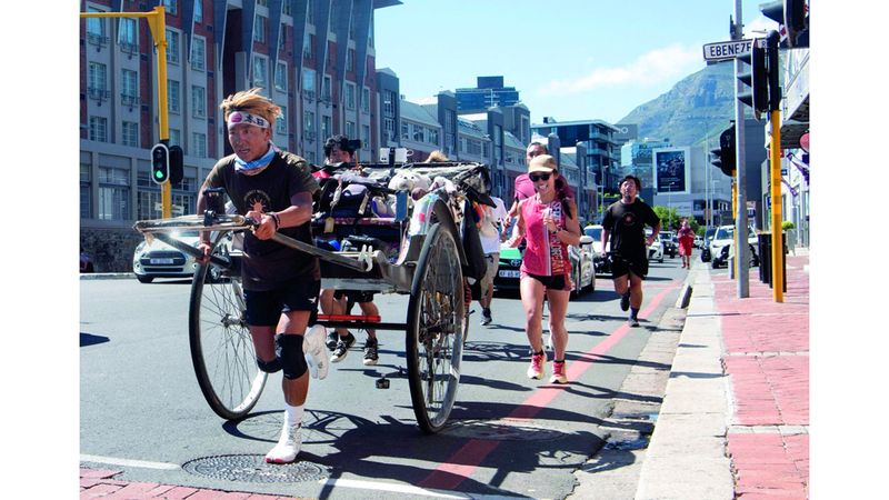 الامارات | ياباني يقطع 6000 كم عبر إفريقيا جارّاً «الريكشا»