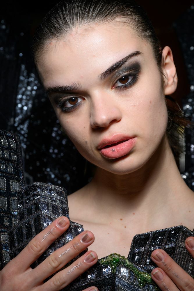 صيحات مكياج برزت في اليوم الأول من أسبوع الهوت كوتور في باريس لربيع وصيف 2025