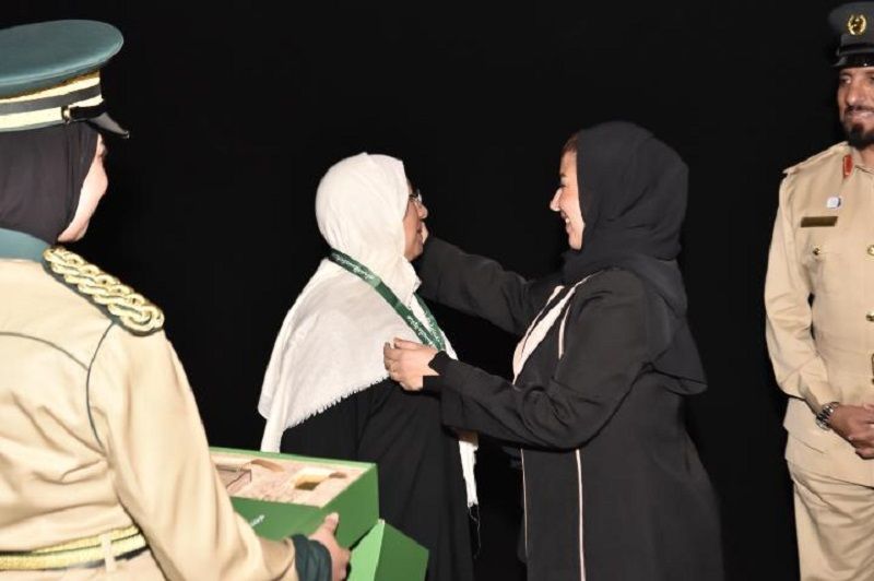 الامارات | شرطة دبي تُلامس قلوب أمهات الخريجين بمبادرة استثنائية