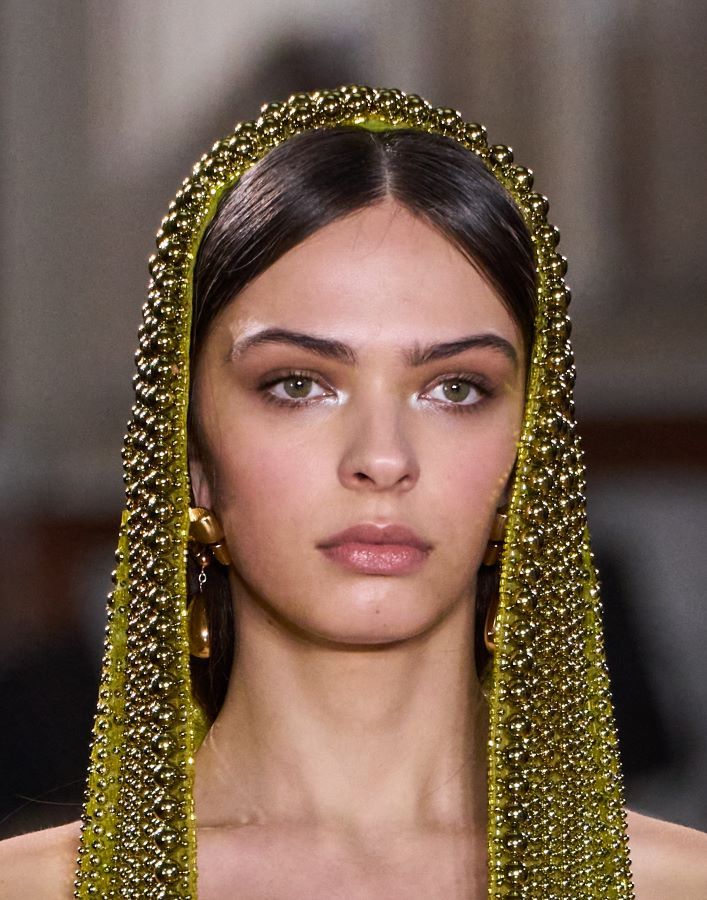 صيحات مكياج برزت في اليوم الأول من أسبوع الهوت كوتور في باريس لربيع وصيف 2025