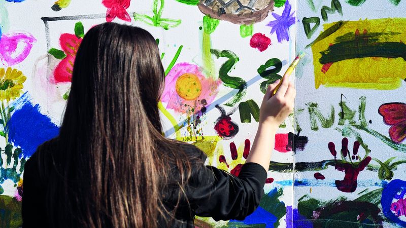 الامارات | لوحة جماعية في حديقة أمّ الإمارات.. بأنامل عائلية