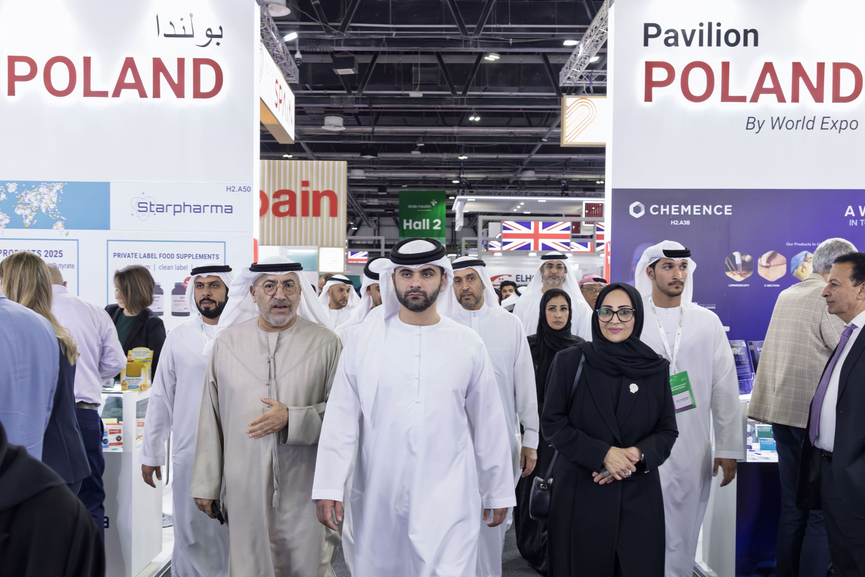 الامارات | منصور بن محمد يزور معرض الصحة العربي ويطّلع على أحدث حلول التشخيص والرعاية العالمية