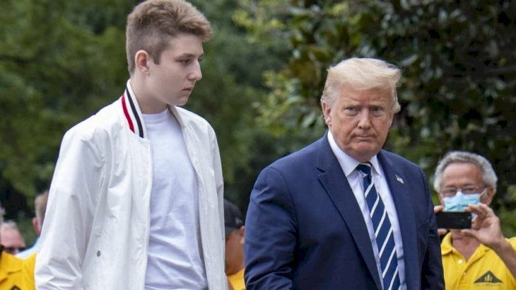 ترامب يطلب من أسطورة إنجلترا تعليم ابنه الملقب بـ "كراوتش" كرة القدم