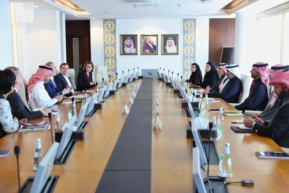 السواحة يبحث مع رئيس "أمازون" توسيع آفاق الذكاء الاصطناعي في المملكة