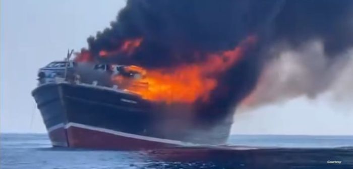 شاهد اشتعال النار في سفينة قبالة سواحل الحديدة .. والكشف عن الاسباب