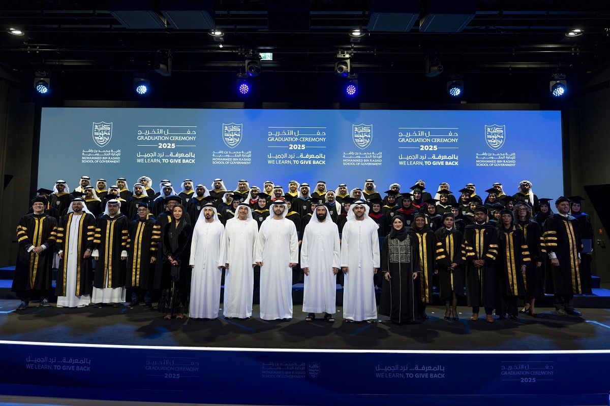 الامارات | بحضور منصور بن محمد.. كلية محمد بن راشد للإدارة الحكومية تخرج الدفعة 11 من طلبة الماجستير