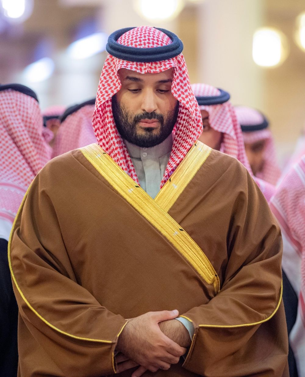 ولي العهد يؤدي صلاة الميت على الأمير محمد بن فهد بن عبدالعزيز