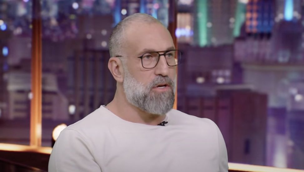 شاهد .. اول ظهور لـ فادي الخطيب بعد مذكرة التوقيف الدولية بحقه.. فما الذي كشفه؟