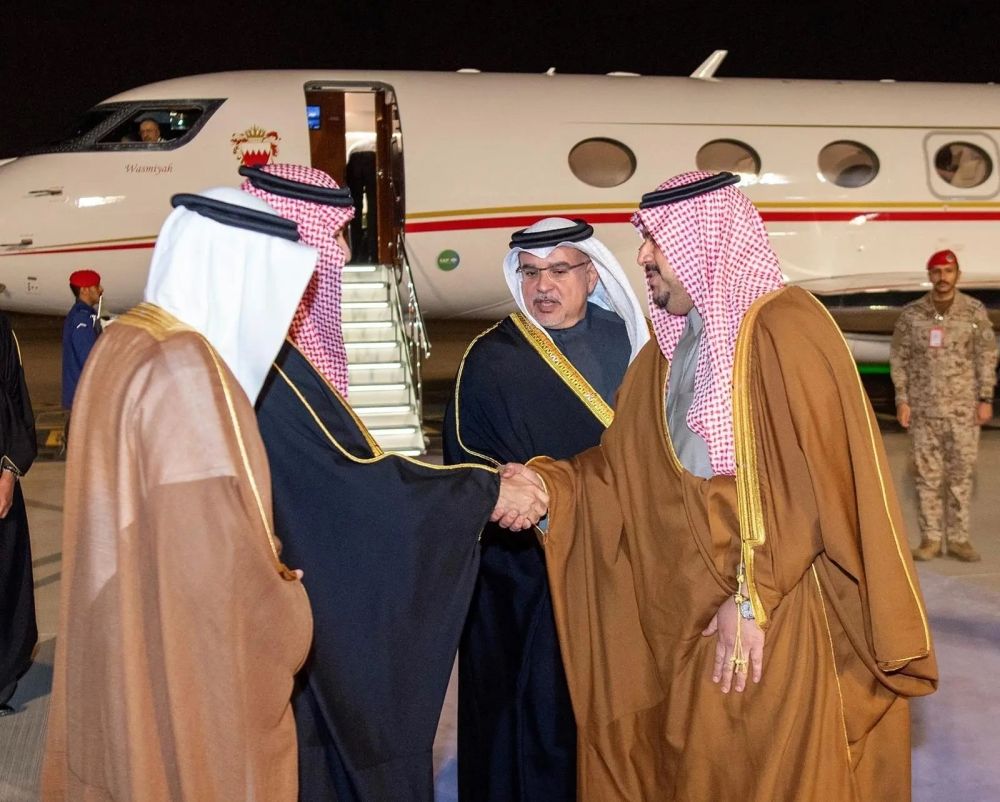 ولي عهد البحرين يصل الرياض وفي مقدمة مستقبليه نائب أمير المنطقة