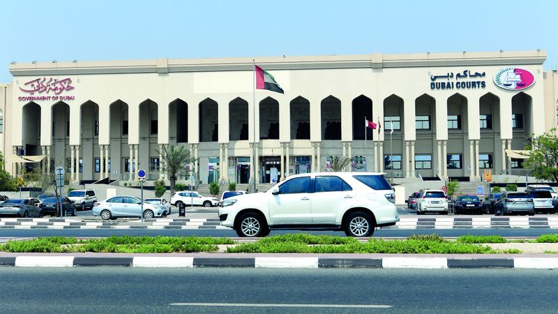 الامارات | امرأة عربية تستولي على أموال صديقتها  بعد استضافتها في منزلها