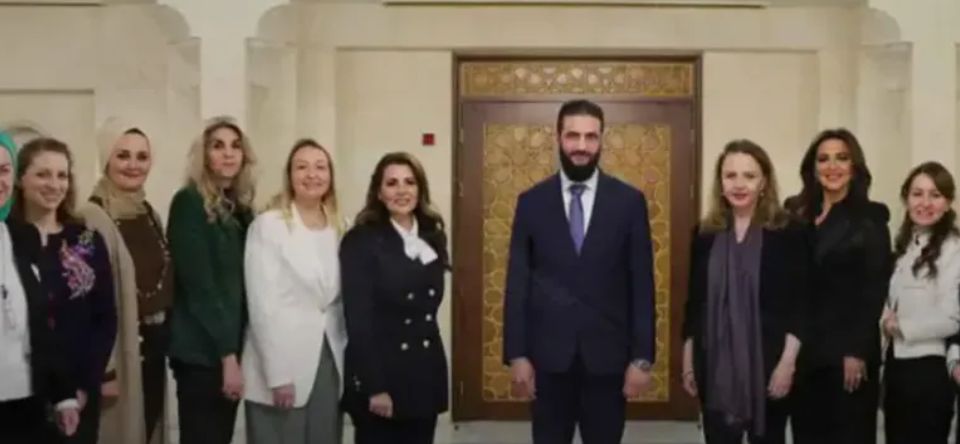 شاهد بالفيديو...أول ظهور علني لزوجة "أحمد الشرع"قائد الإدارة السورية الجديدة والأخير يمازحها أمام الحضور