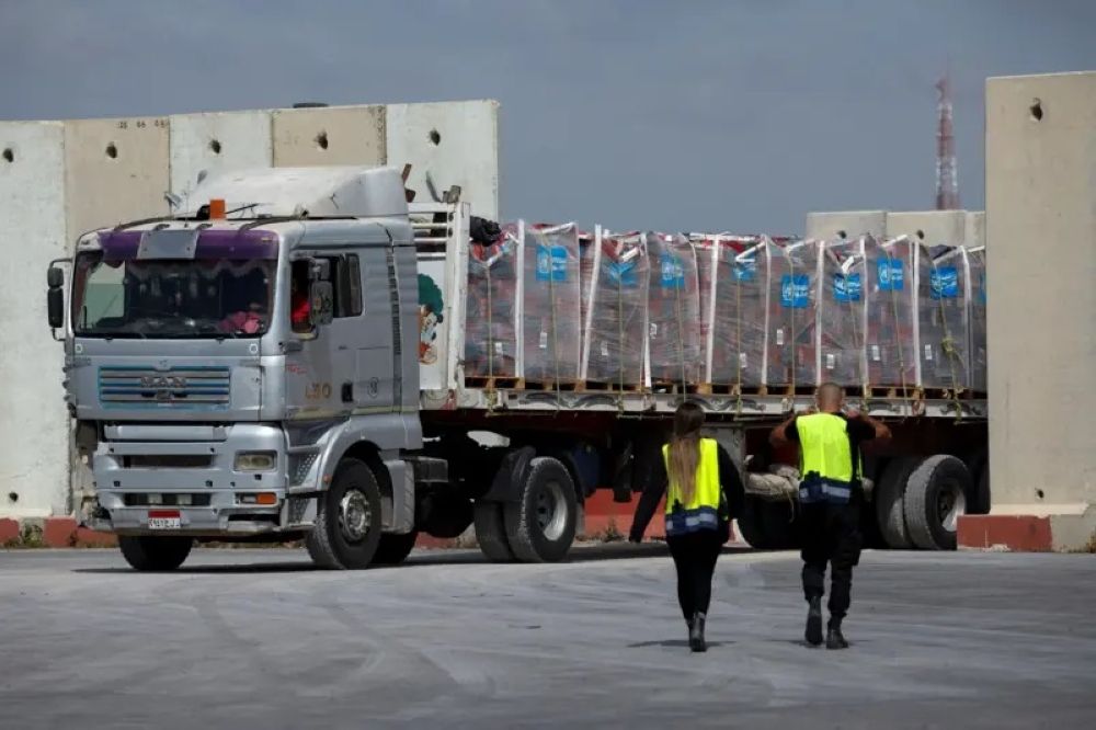 عبر "العوجة وكرم أبو سالم".. 200 شاحنة مساعدات تدخل قطاع غزة