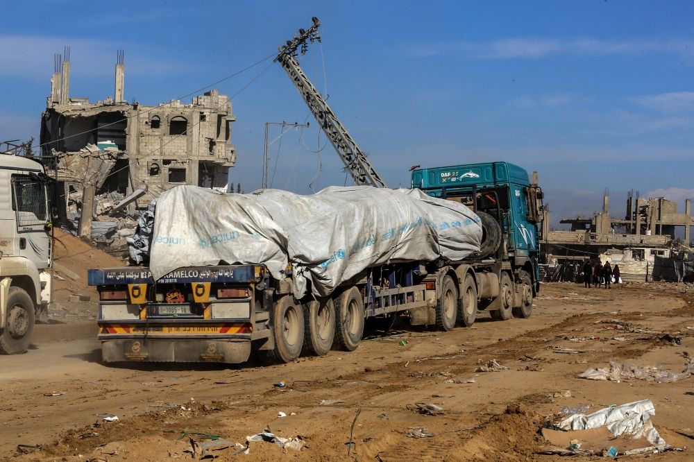 عبر "العوجة وكرم أبو سالم".. 200 شاحنة مساعدات تدخل قطاع غزة