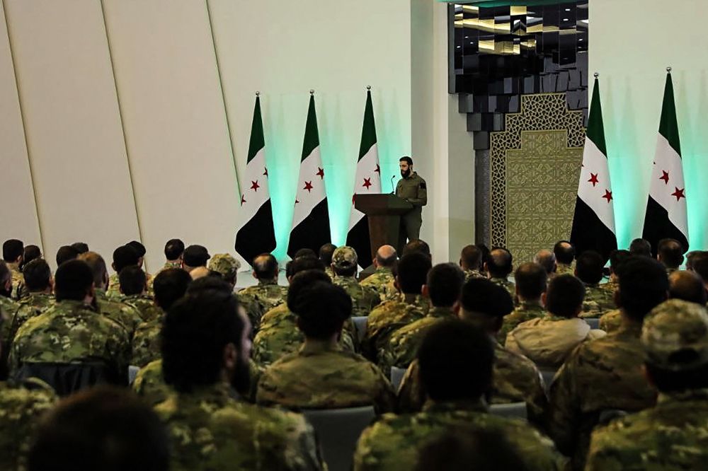 "الشرع" رئيسا وحل الجيش والفصائل.. أبرز القرارات الجديدة في سوريا