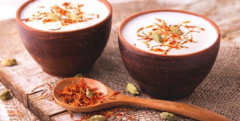 لماذا يجب تناول كوب من الحليب بالزعفران قبل النوم؟.. فوائد غير متوقعة