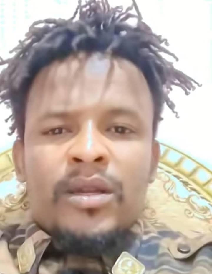 بالصورة والفيديو.. قبل أيام من اغتياله.. شاهد اخر خطابات “موسى” شقيق القائد الميداني للدعم السريع”جلحة” (الشعب السوداني واقف مع الجيش والكلب بدور خناقو)