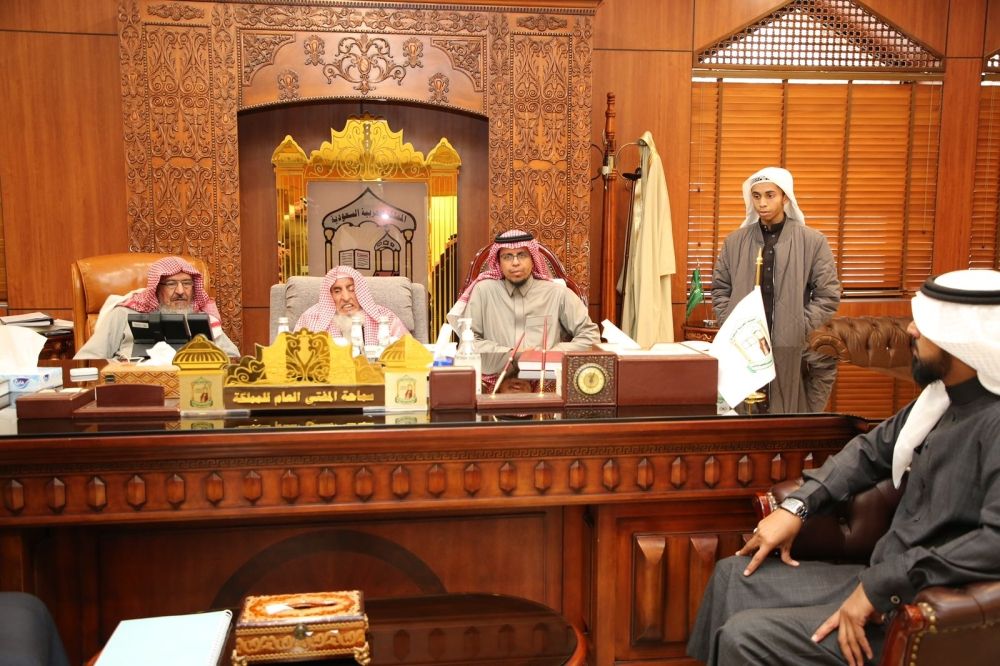 صور| الرياض.. مفتي عام المملكة يستقبل عددًا من الطلبة ويشجعهم على الاجتهاد بالعلم