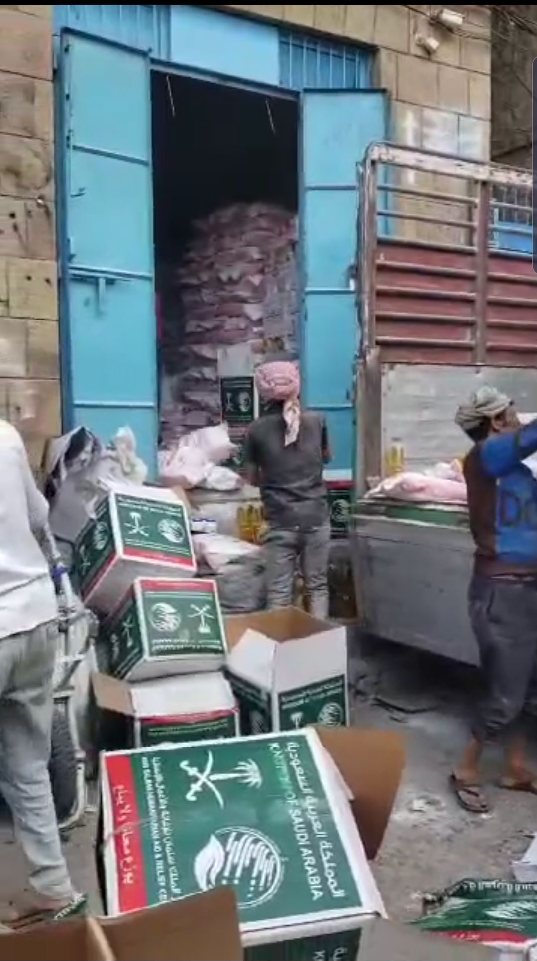 فضيحة نهب الاغاثة في تعز. شاحنات تُفرَّغها في مخازن التجار