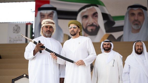 حمدان بن زايد يشهد ختام منافسات مهرجان الظفرة ويتوج الفائزين في مزاينة الإبل