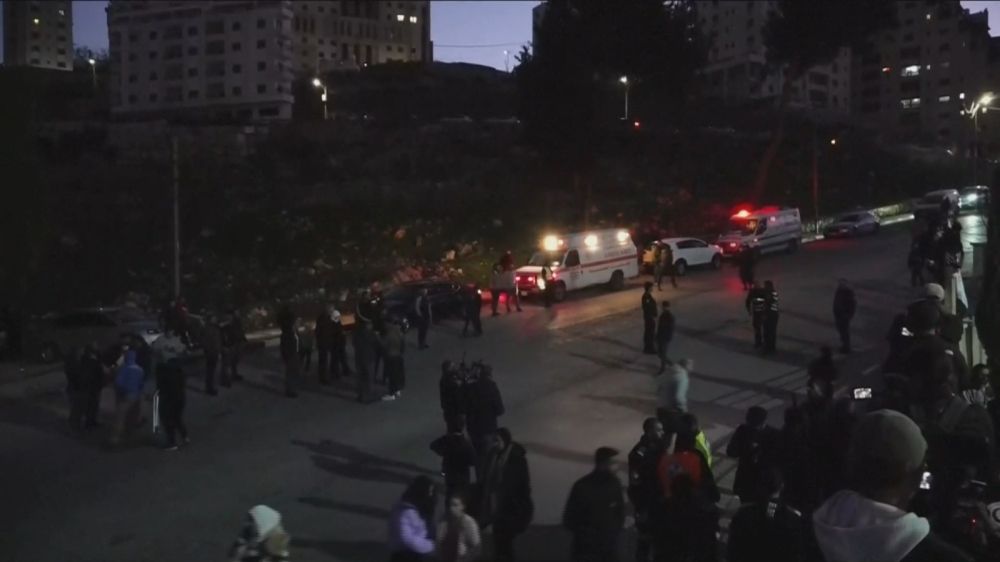 الأسرى الفلسطينيون المفرج عنهم يغادرون سجن عوفر