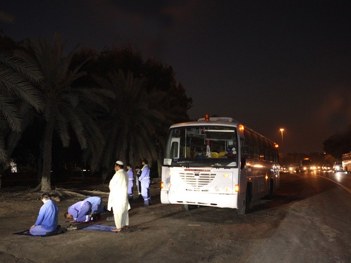 الامارات | شرطة أبوظبي تحذر من خطورة التوقف الخاطئ على جانبي الطريق