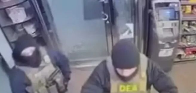 لن تصدق ماهي التهم الموجه اليه...الشرطة الأمريكية تقتحم محلًا للبحث عن يمني مطلوب للترحيل..."فيديو"