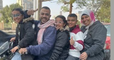 التقط لهم صورة وشبهم بالأهلى.. كولر يتغنى بعائلة مصرية من على الموتوسيكل