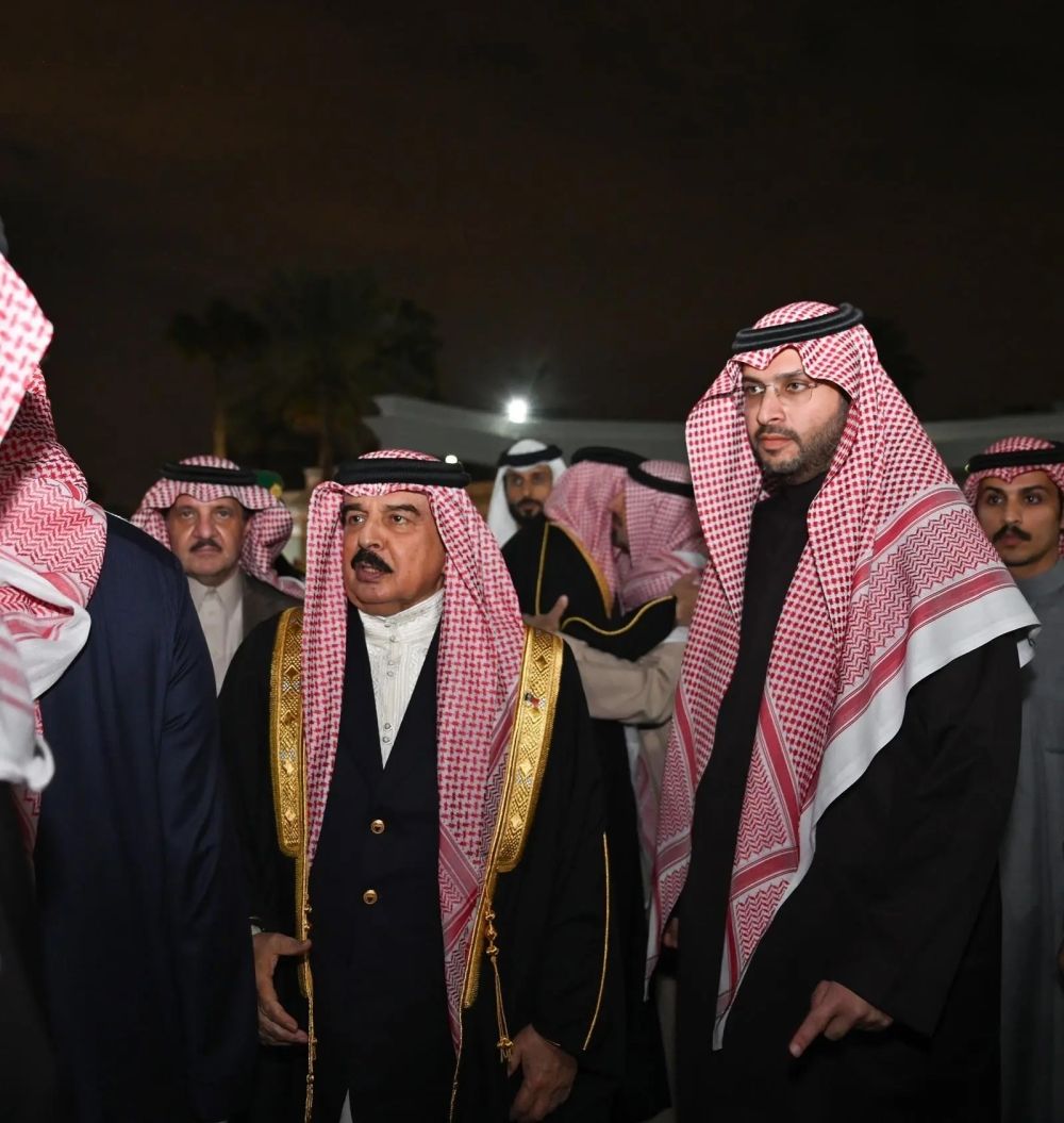ملك البحرين يقدم العزاء في وفاة الأمير محمد بن فهد بن عبدالعزيز